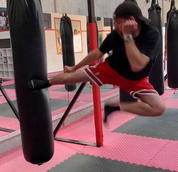 Mehedin Abbas training on the heavy bag